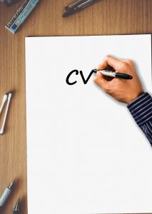 8 praktycznych porad, jak napisać pierwsze CV  