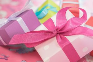 6 praktycznych sposobów jak zapakować prezent  